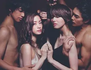 《进球如麻、奋力拼搏的女孩》：追逐绿茵梦想，绽放无限可能，激情点燃青春！